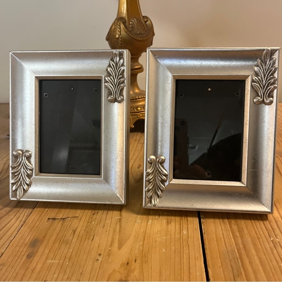 Pair 🍐 of Picture Frames - Picture 2 of 14